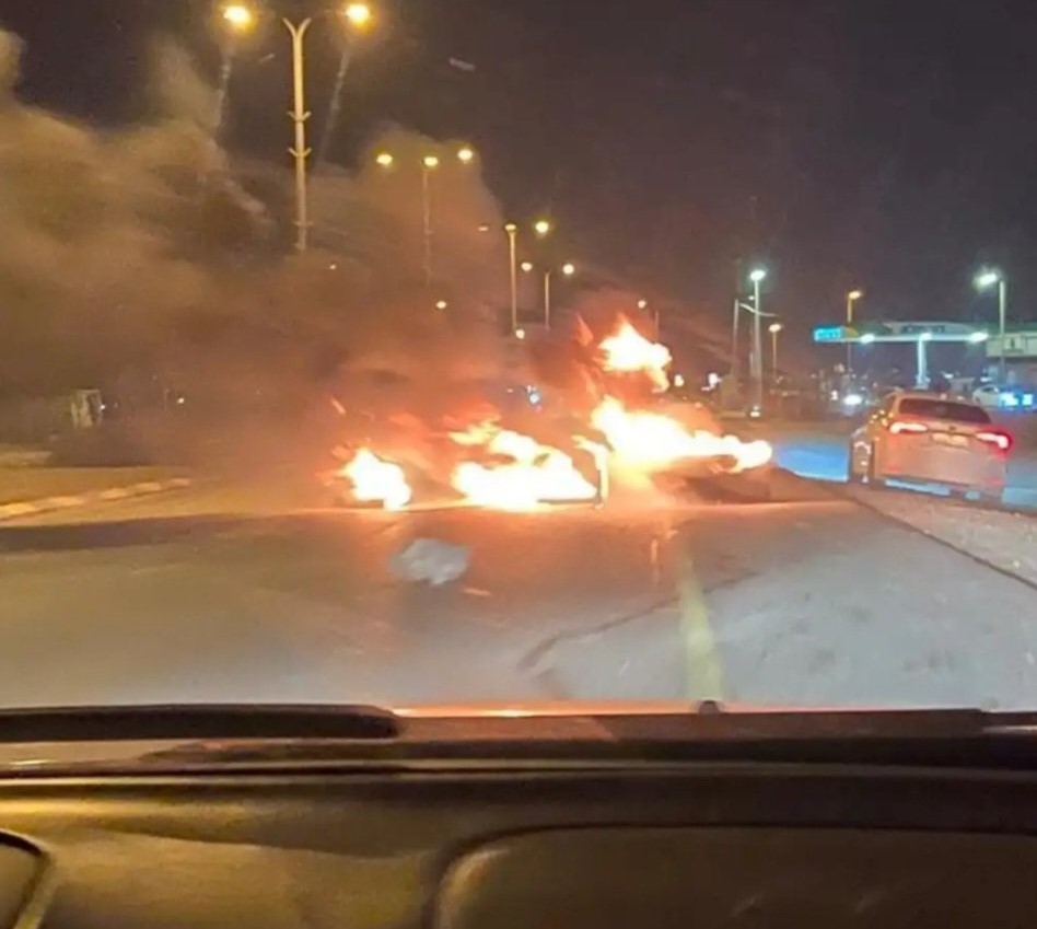 רכבו של יפת לאחר שהוצת. קרדיט: מתוך הטוויטר של כתב הארץ יניב קובוביץ' (תוכן גולשים ע"פ סעיף 27א')