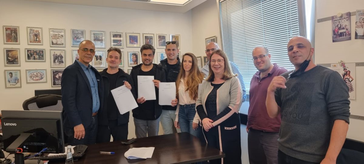 בזמן החתימה על ההסכם החשוב. קרדיט - יח"צ