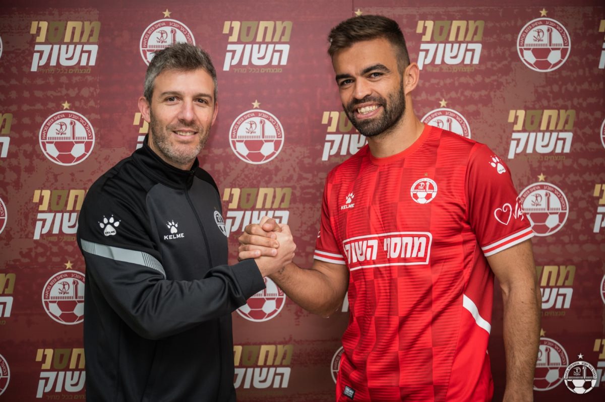 ויטור יחד עם מנכ"ל הקבוצה, גיא פרימור במעמד החתימה. קרדיט - הפועל "מחסני השוק" באר שבע