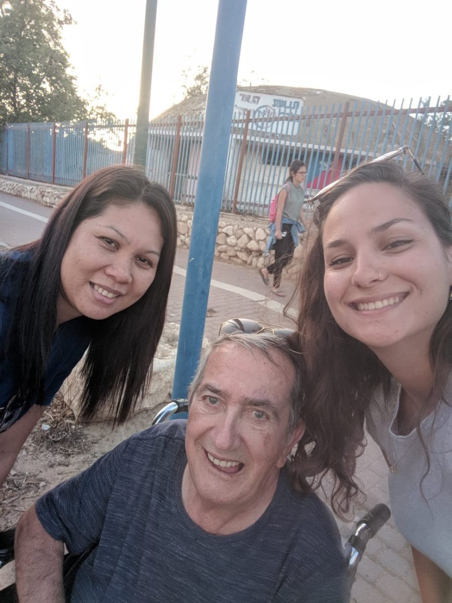 ליים עם עם ביטוש ז"ל, תושב ב"ש וניצול שואה שליוותה במשך שנה. קרדיט - צילום פרטי