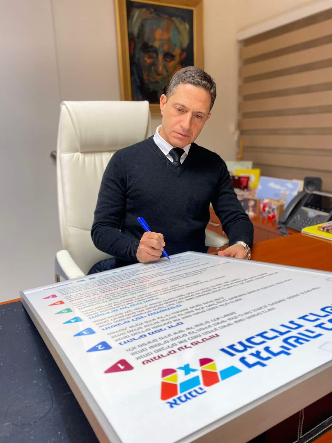 ראש העיר רוביק דנילוביץ' חותם על האמנה. קרדיט - עיריית באר שבע