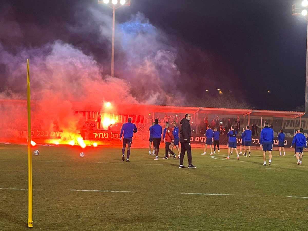 אוהדי הפועל ב"ש במהלך האימון הערב. קרדיט - פלד ארבלי