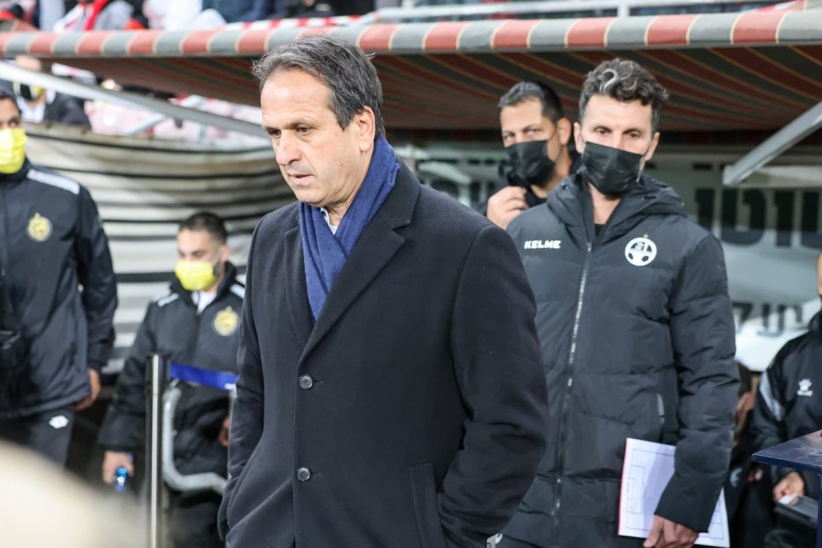 בעלת המועדון מאחוריו, רוני לוי. קרדיט - זאב דיקמן