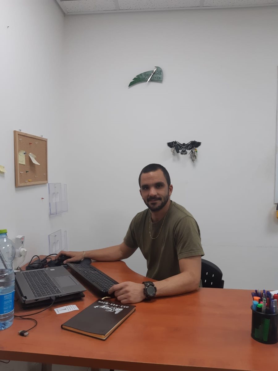 אדיר דהן במפעל שובל נשר. קרדיט - צילום פרטי