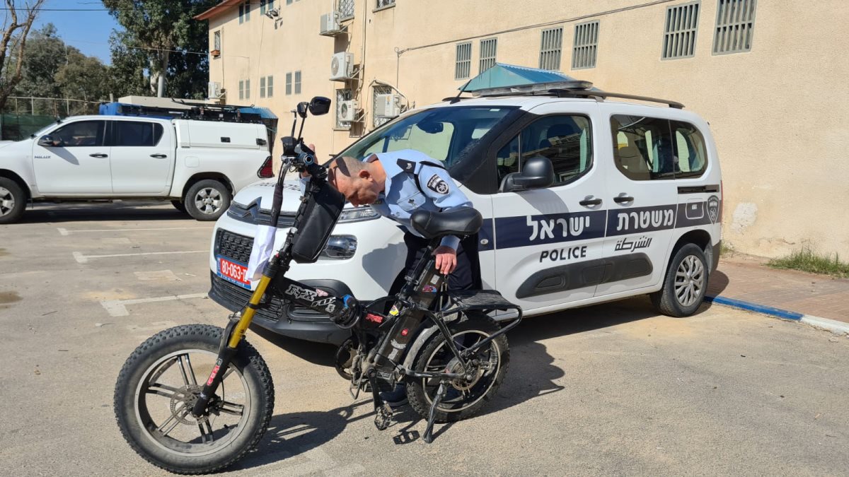 רס"ב יצחק ליריאח, ראש צוות בילוש במחלק נוער תחנת באר שבע והאופניים של החשוד. קרדיט - מרחב נגב