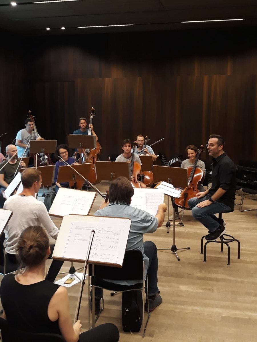 ידו כמעט בכל. קרדיט - צילום פרטי