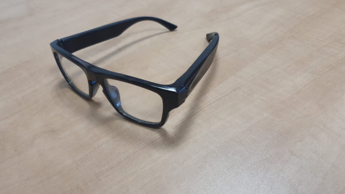 המשקפיים בהם נעזר החשוד. קרדיט - דוברות מרחב נגב