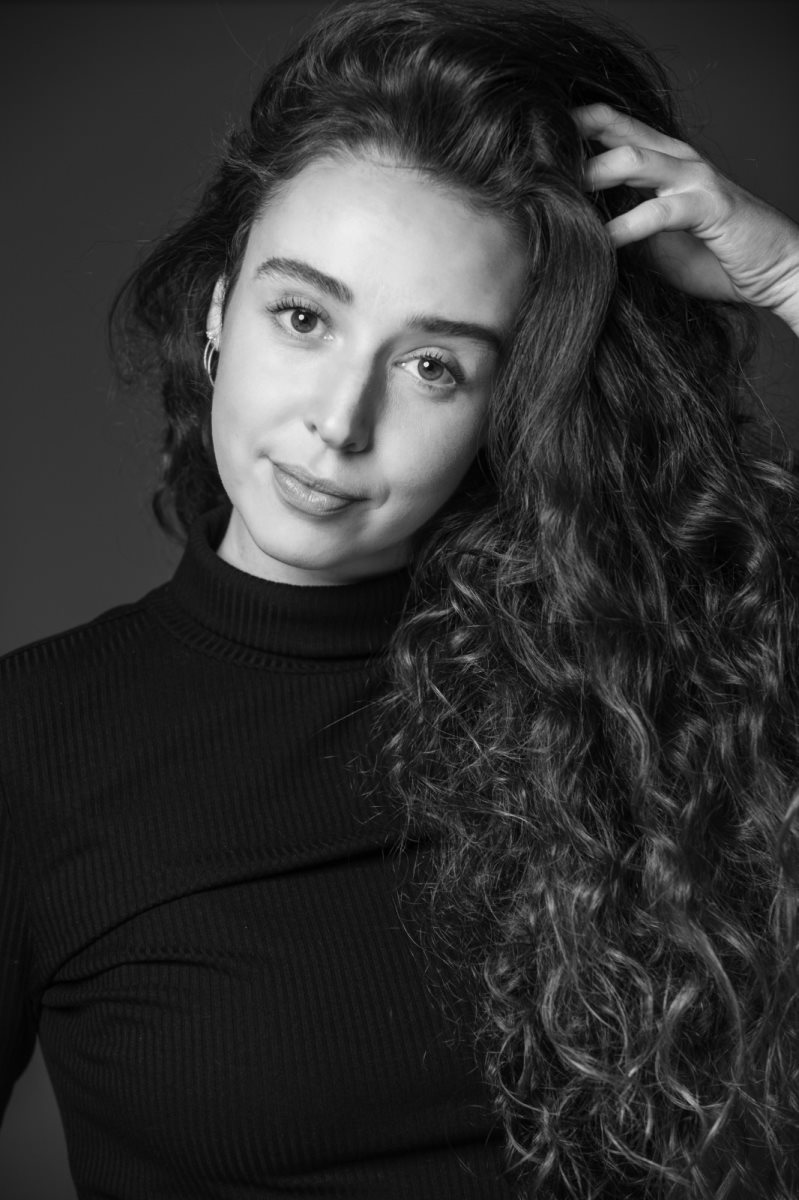 כבר מגיל קטן למדה לחקות את המורים. קרדיט - מעיין קאופמן