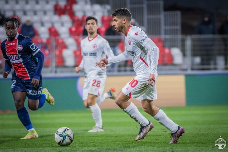 קיבל את חולצת ההרכב מברדה, דור מיכה. קרדיט - הפועל "מחסני השוק" באר שבע