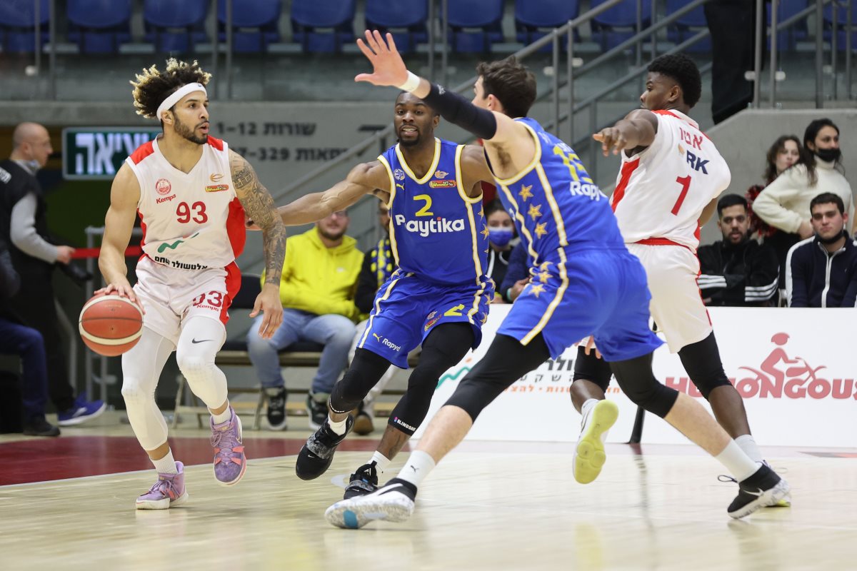 דמפס מנסה להשתחרר מאוואנס וכהן. קרדיט - לירן מולדובן