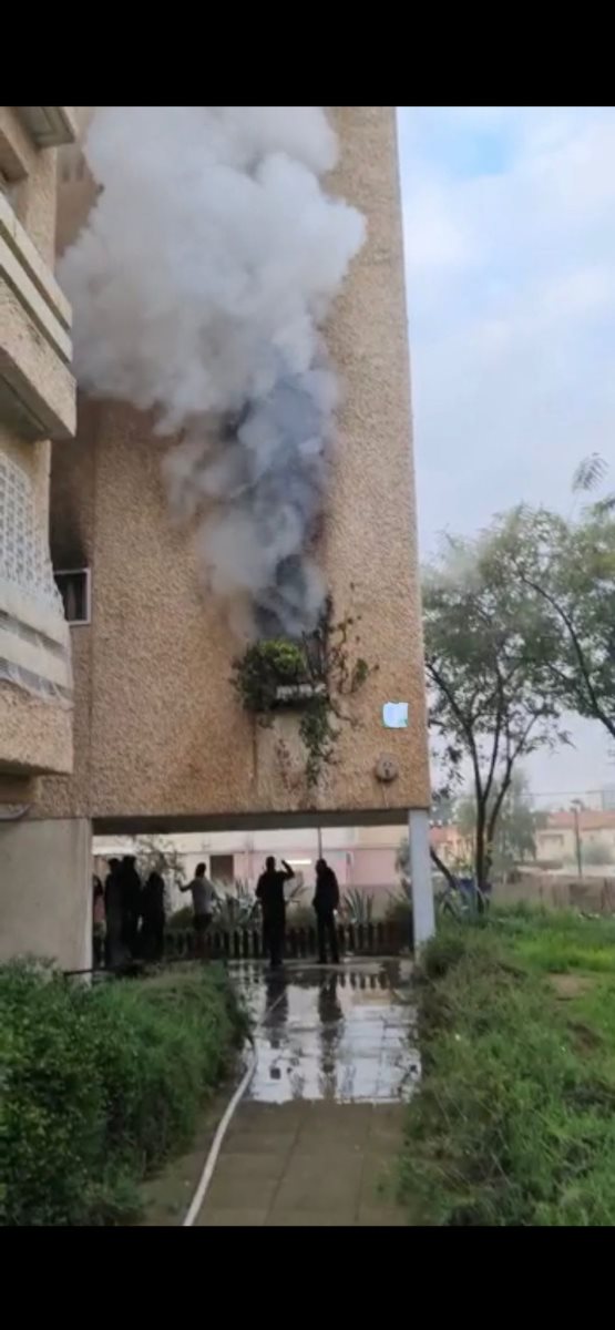 העשן מן הקומה הראשונה בבניין. קרדיט - כבאות והצלה