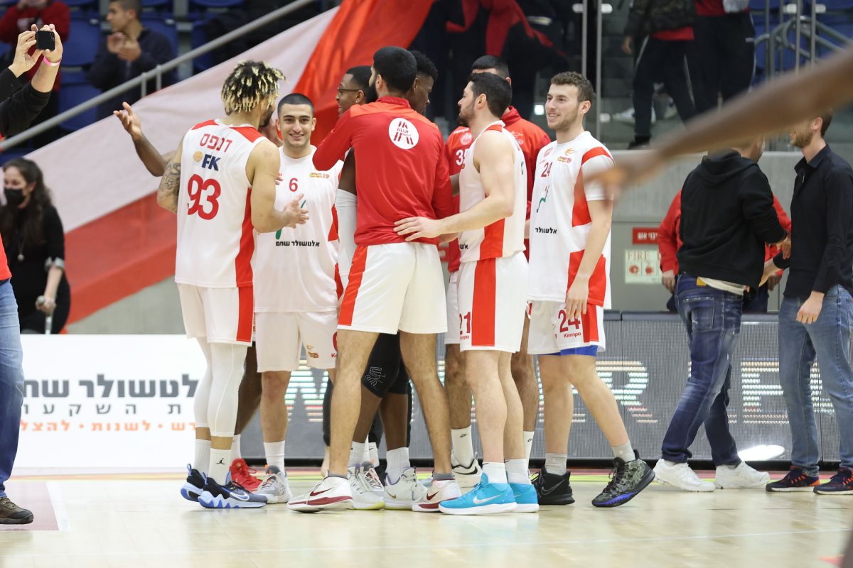האדומים חוגגים בסיום. קרדיט - לירן מולדובן