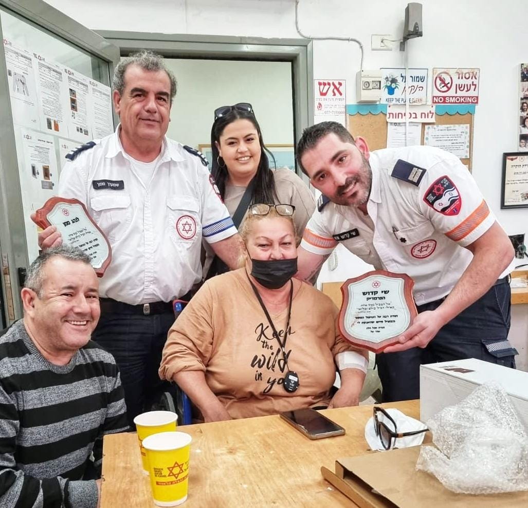 המפגש המרגש בין שי קדוש (מימין) ואתי טל. קרדיט - דוברות מד"א