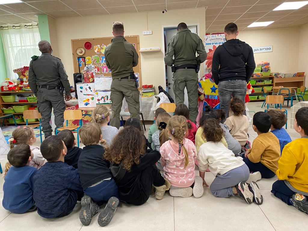 חבריו של בראל שמואלי ז"ל אמש בב"ש. קרדיט - צילום פרטי