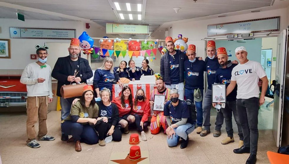 צוות סמנכלות ביטחון ומנהל ב-ICL בביקור במחלקות הילדים בסורוקה. קרדיט - ICL