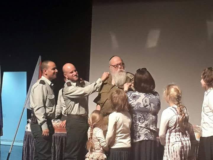 הרב דיקשטיין ואשתו (מימין) בטקס קבלת הדרגות. קרדיט - צילום פרטי