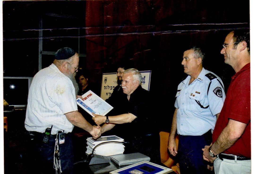 במהלך קבלת תעודת הצטיינות מראש העיר לשעבר, יעקב טרנר. קרדיט - צילום פרטי