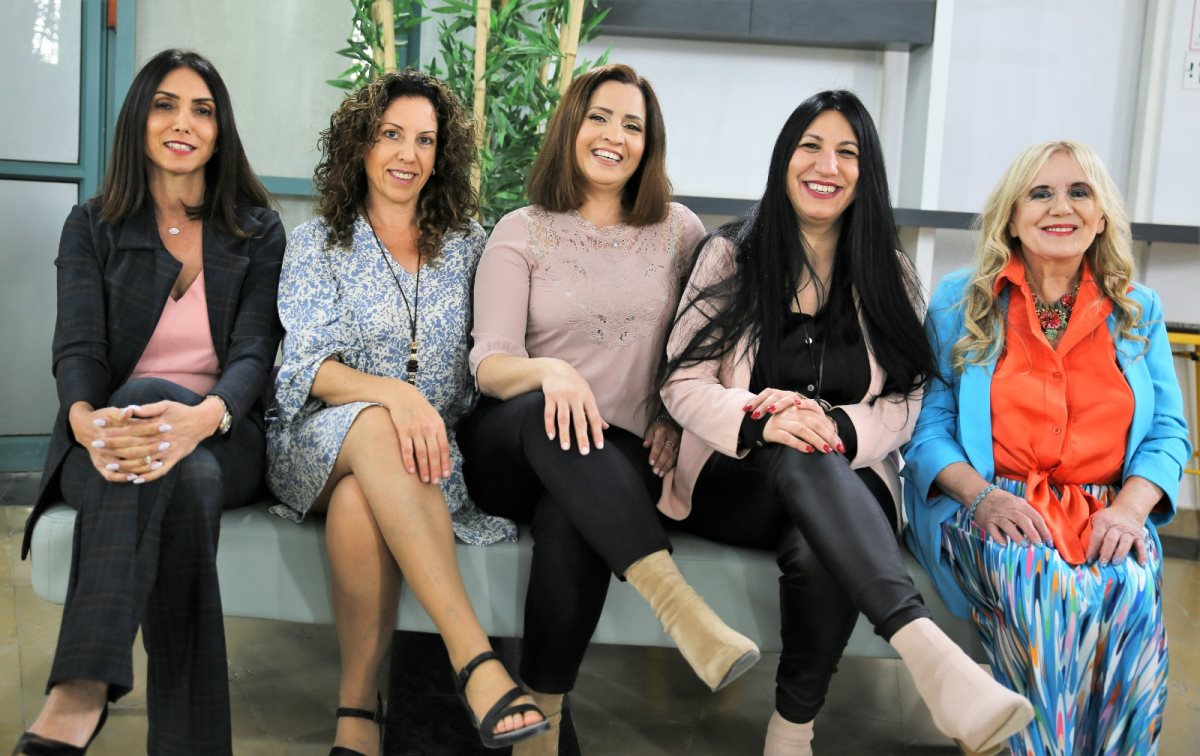 מימין: שרה וייסלר, רחלי ממן, רויטל חזות, חלי מלכה ומירב אוזן ביטון. קרדיט: צביקה טוכטרמן