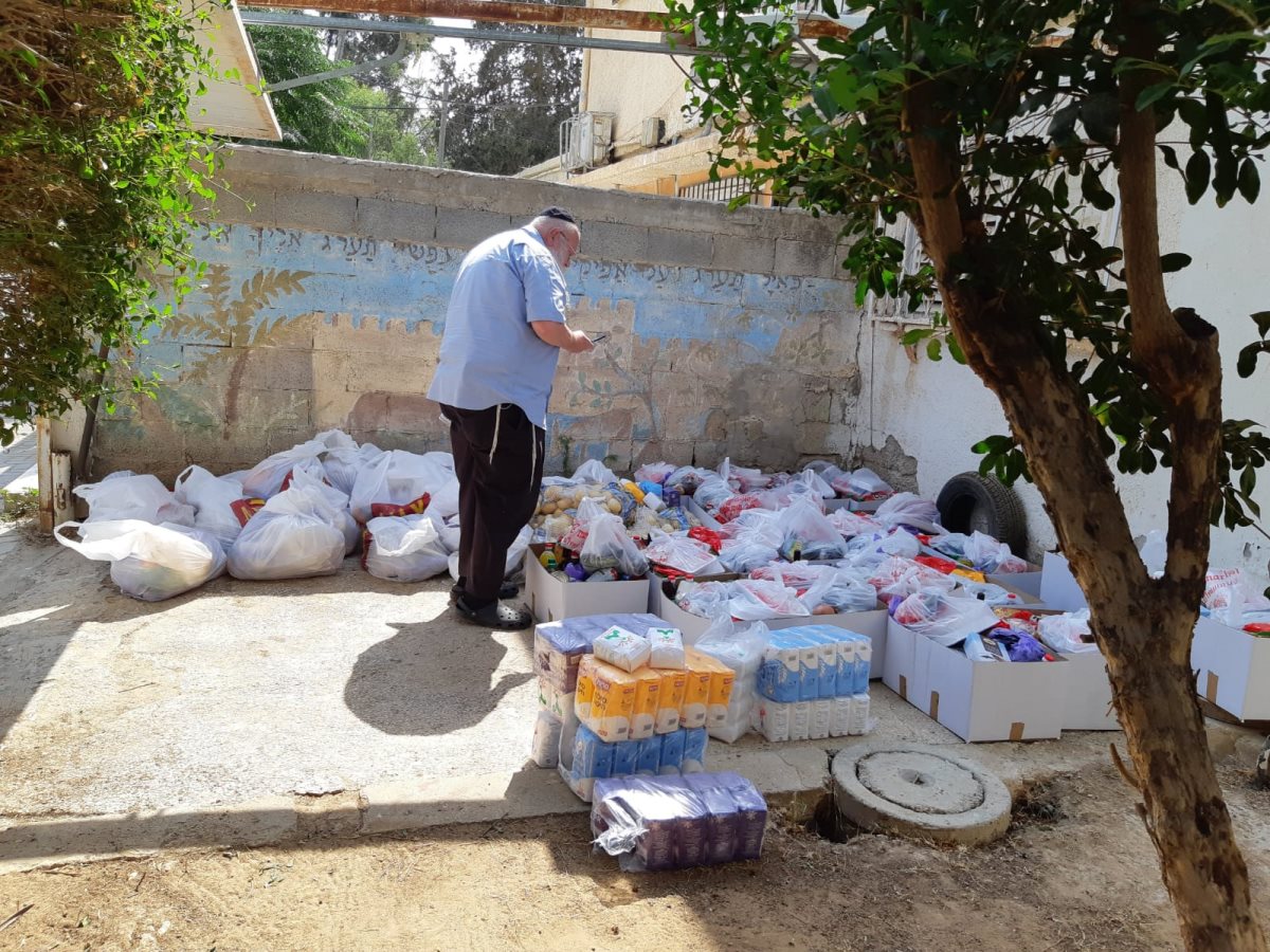 הסלע של הקהילה - במהלך ארגון וחלוקת מזון למשפחות נזקקות בב"ש. קרדיט - צילום פרטי