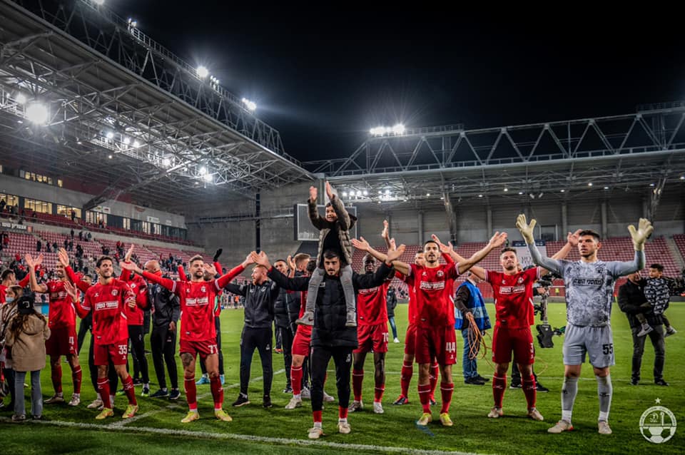 חגיגות הקבוצה בסיום המשחק אמש. קרדיט - הפועל