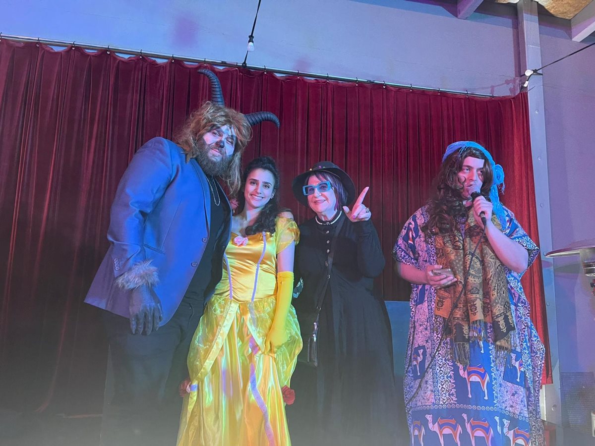מקום ראשון בתחרות התחפושות במסיבת פורים של ידידי התיאטרון, זיו טובול ונתנאל בן גיאת. קרדיט - יח''צ