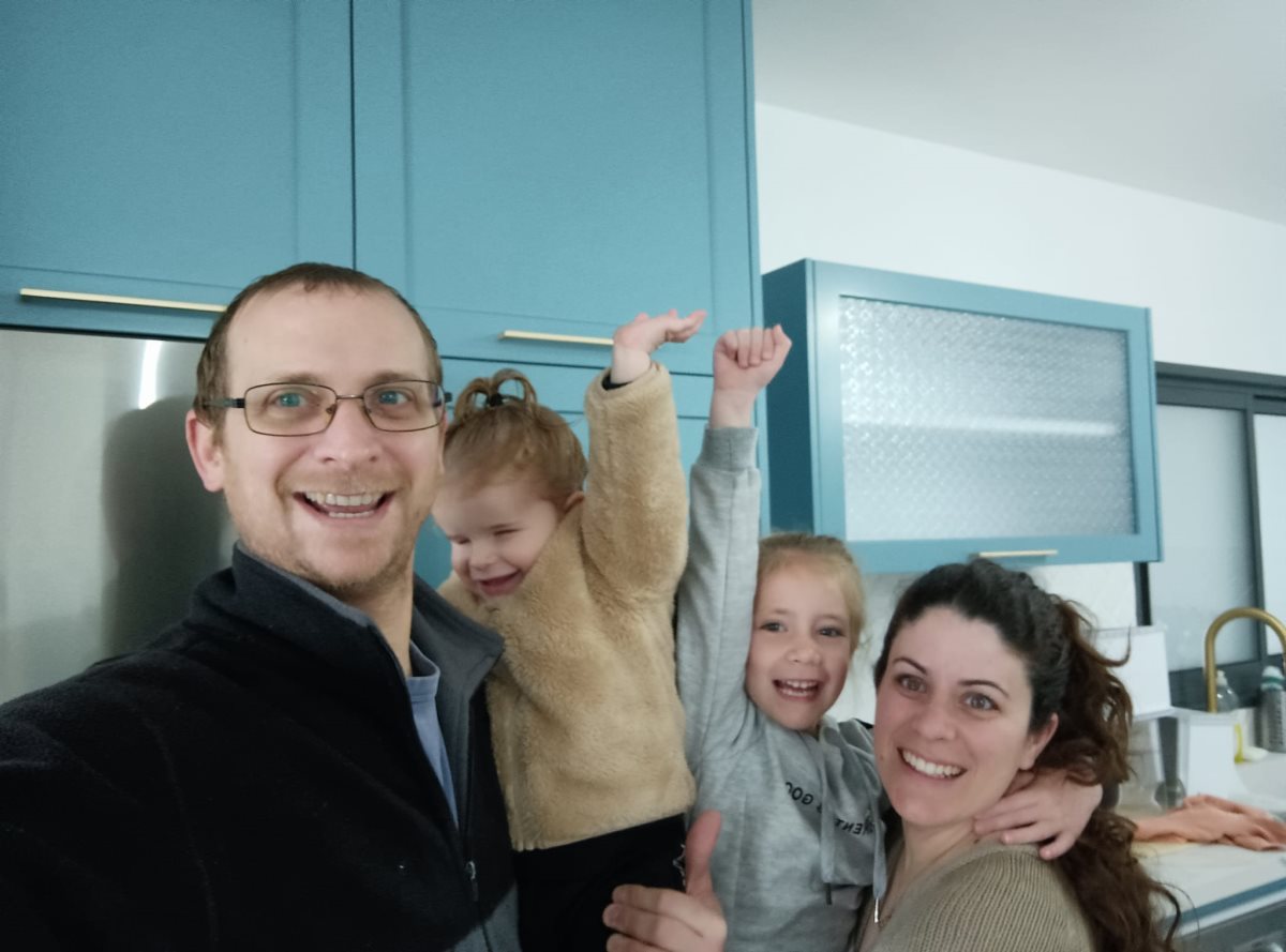 מימין - מיטל יחד עם אביגיל, נווה ובן זוגה. קרדיט - צילום פרטי