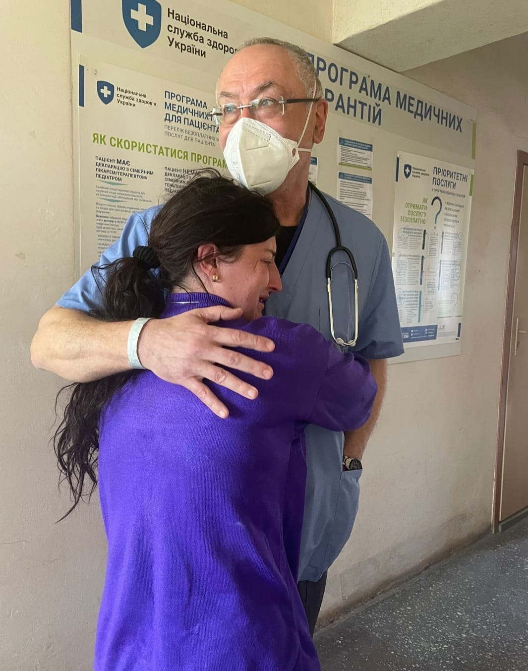 פרופ׳ לאוניד ברסקי והחיבוק המרגש. קרדיט - סורוקה