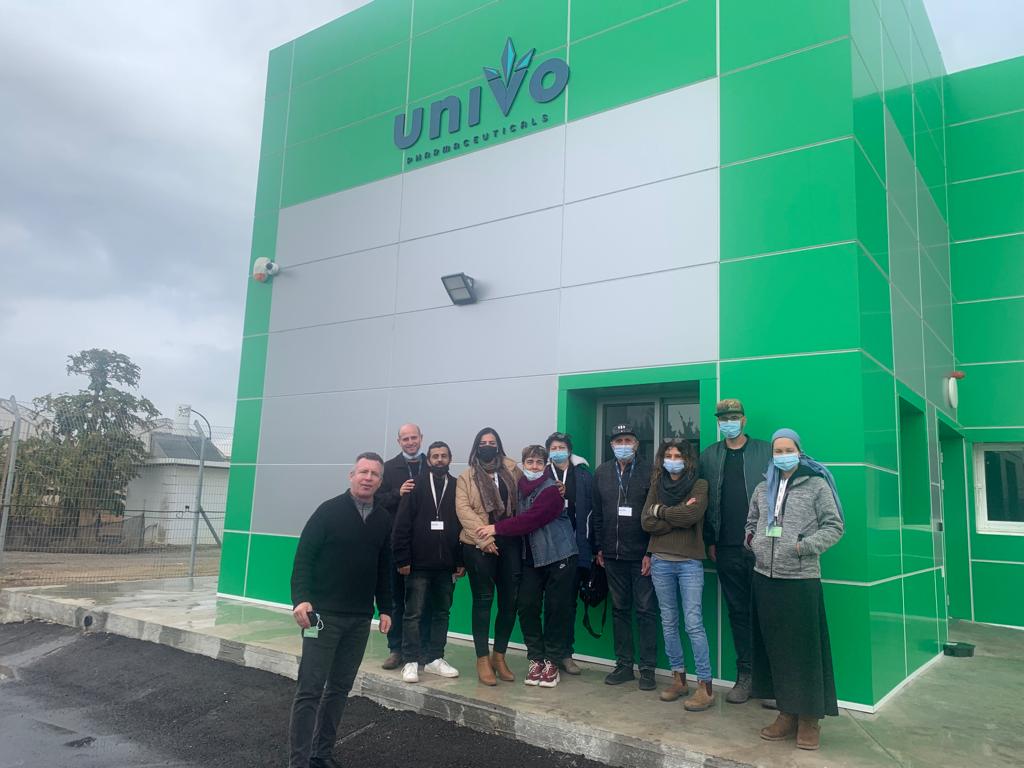 נציגי בית היוצר ויוניבו בחוות עמית. קרדיט - יח"צ