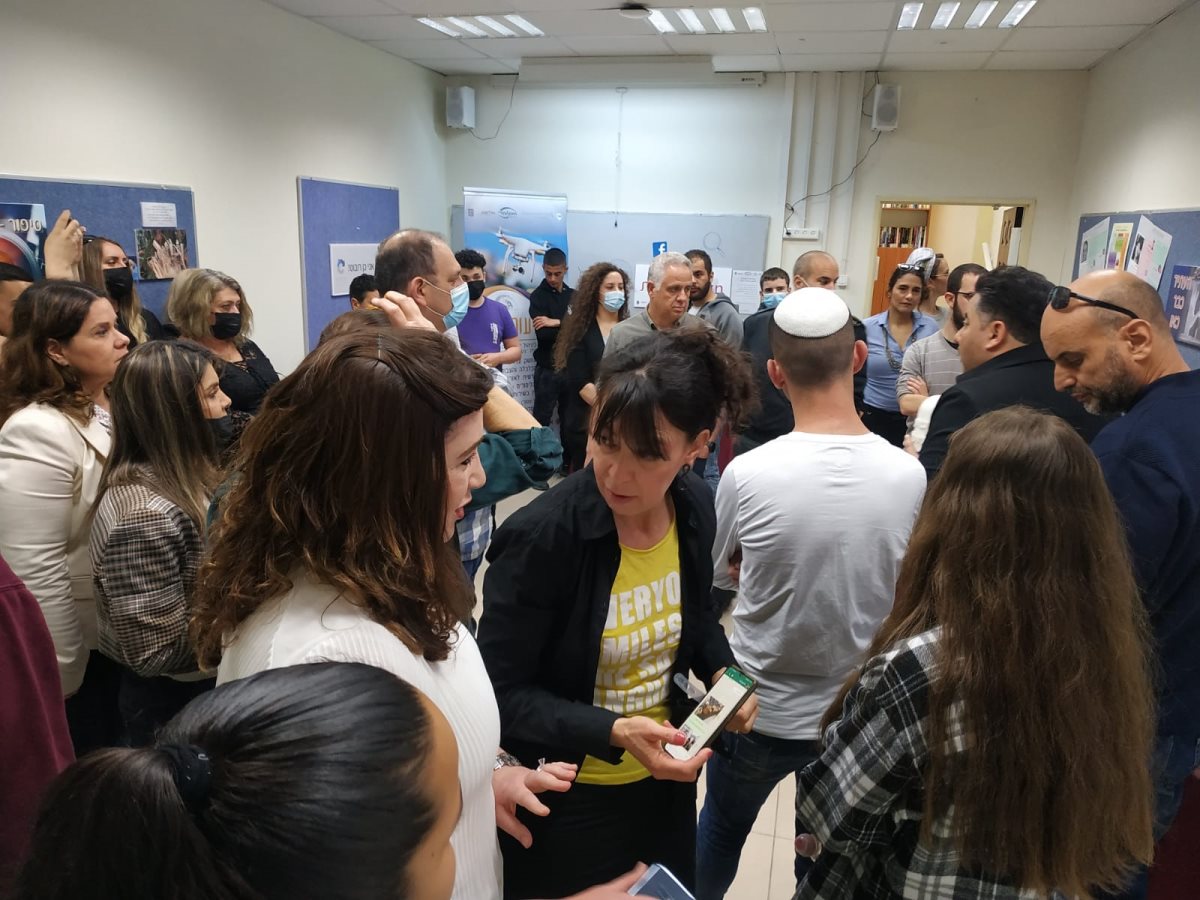 בכירי משרד הכלכלה מסיירים בתיכון עתיד. קרדיט - תיכון עתיד