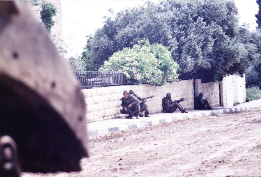 עם הירידה מהנגמ"שים. קרדיט - צילום פרטי