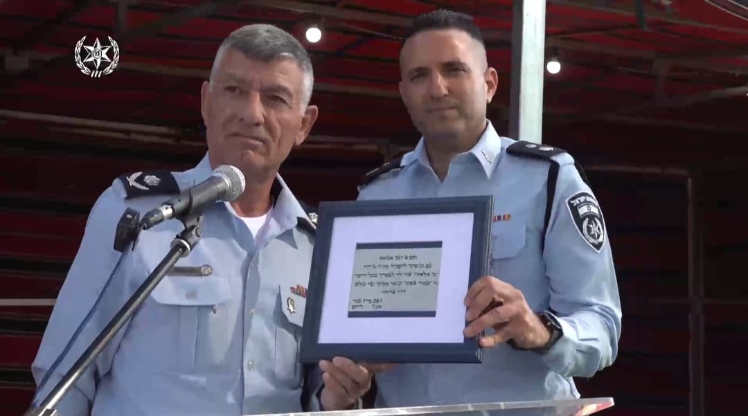 סגן ניצב יוגב אטיאס (ימין) וניצב פרץ עמר. קרדיט - מרחב נגב