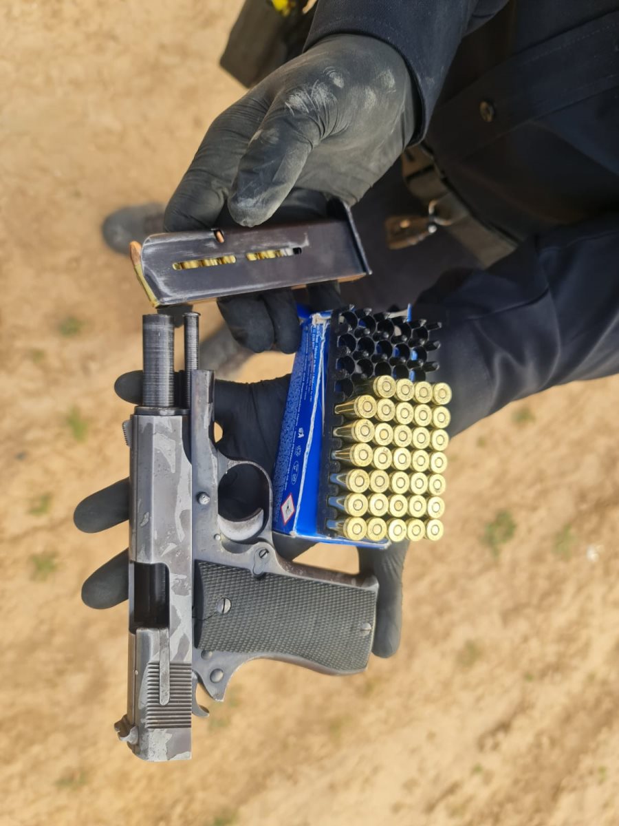 האקדח שנתפס על החשודים. קרדיט - מרחב נגב