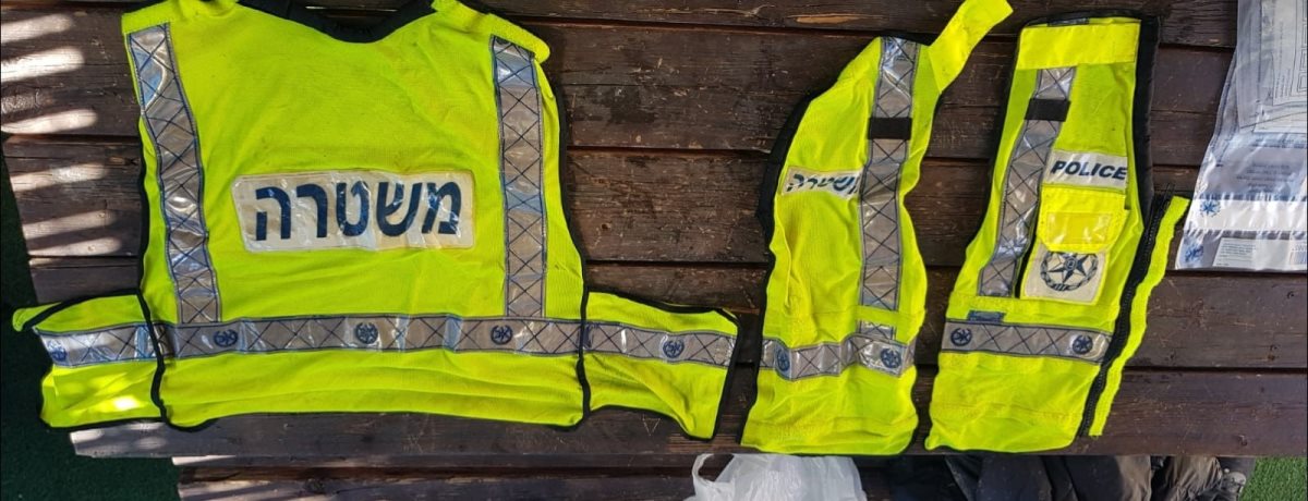 האפודים שלבשו החשודים. קרדיט - דוברות המשטרה