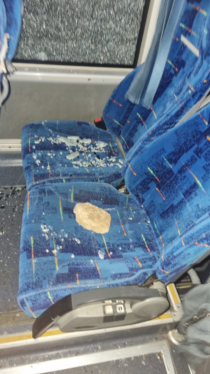 הסלע שנזרק לעבר האוטובוס. קרדיט - צילום פרטי