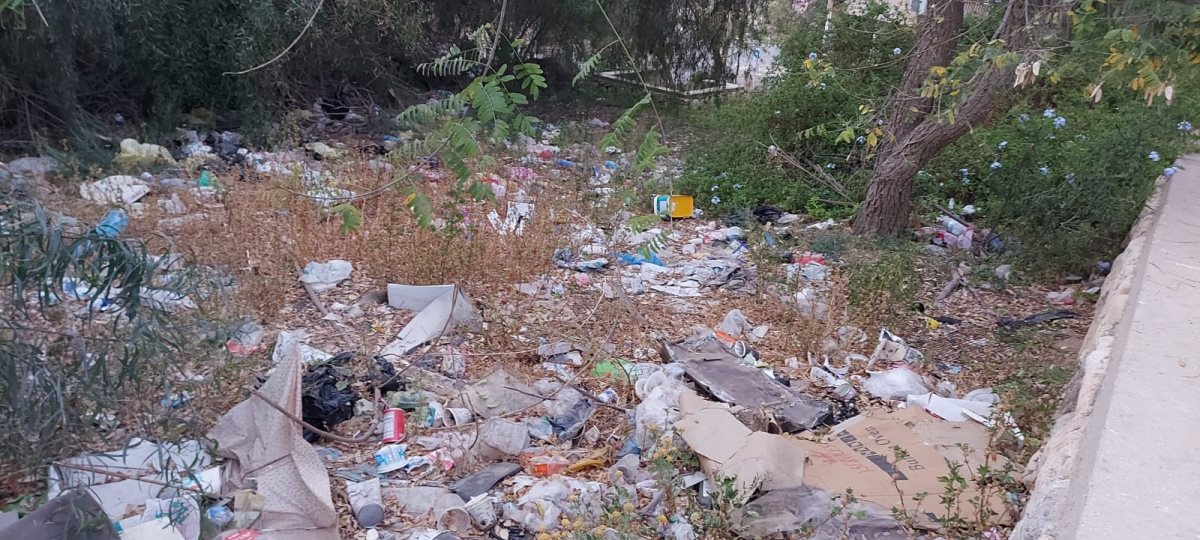 הלכלוך ברחוב בני אור. קרדיט - ליזה שבטאי (תוכן גולשים ע"פ סעיף 27א')