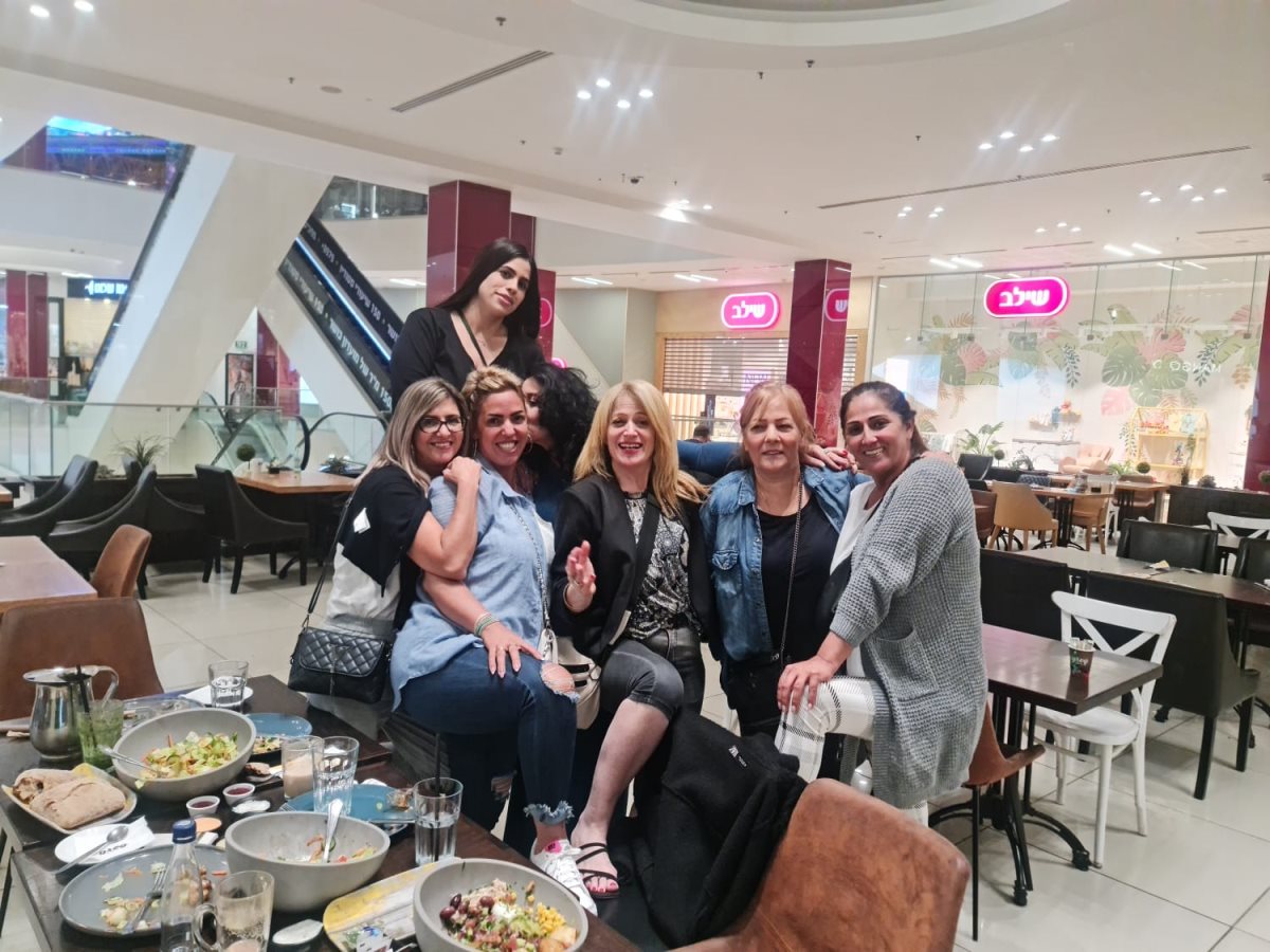 עם חברות בבאר שבע