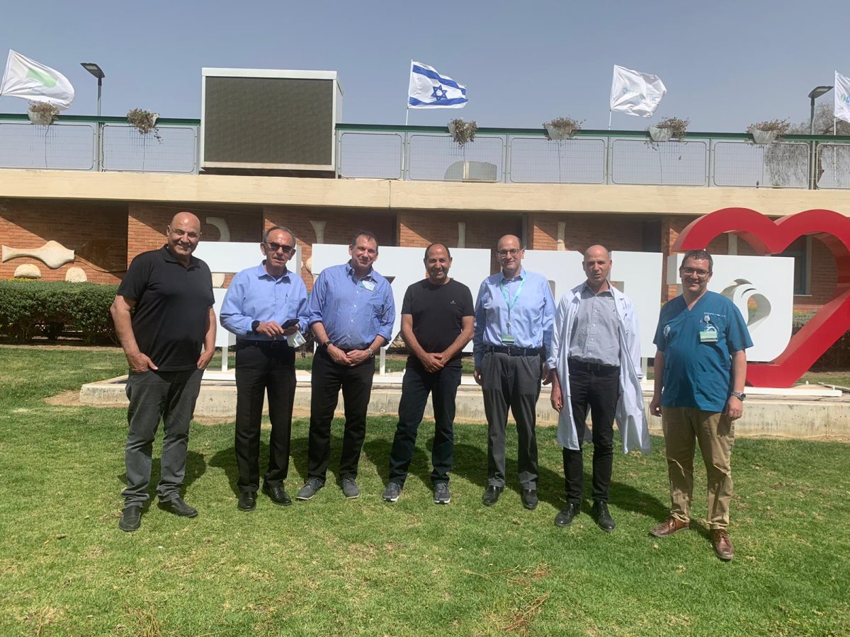 רמי לוי (באמצע) וצוות רופאי סורוקה. קרדיט - סורוקה