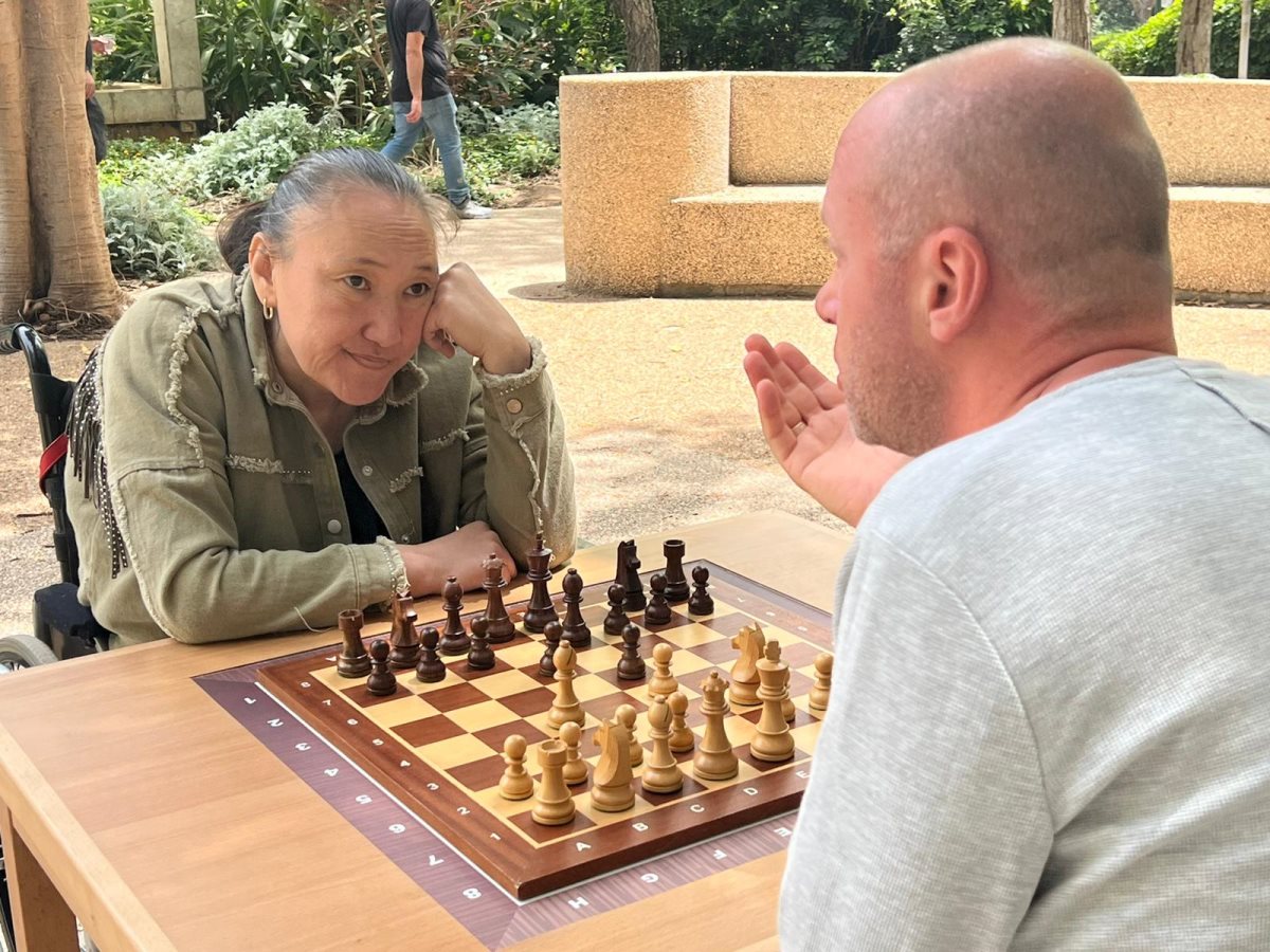 אלכסנדרה משחקת שחמט. קרדיט - יח"צ