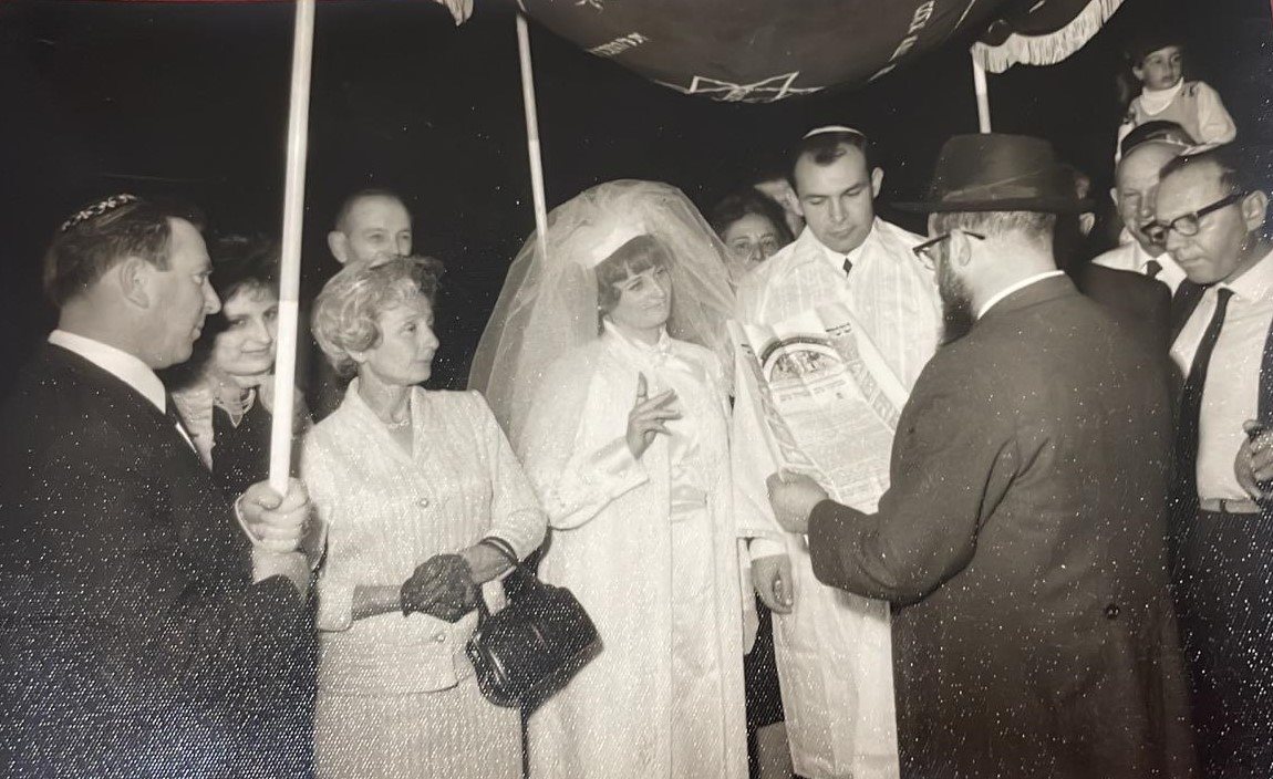 שוש ואלי גרוסמן ביום חתונתם, אימה קלרה לצידה. צילום פרטי