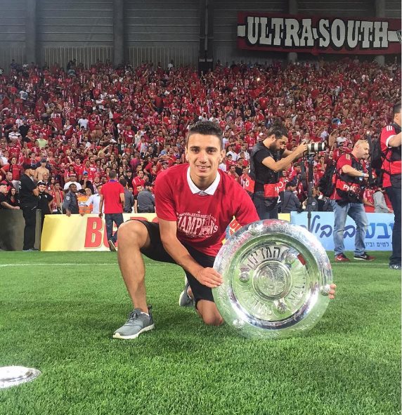 תחושת פספוס, ביטון בזמנו עם צלחת האליפות. קרדיט - הפועל "מחסני השוק" באר שבע