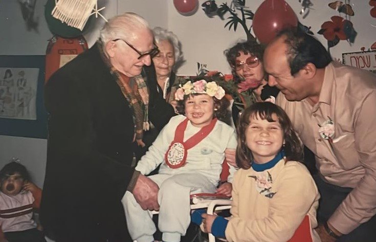 אנטון וקלרה שדה עם שתי הנכדות שלהם. צילום פרטי