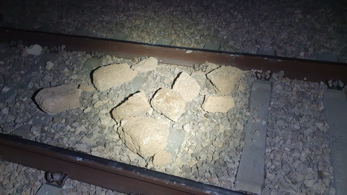 הסלעים על מסילת הרכבת. קרדיט - משטרת ישראל