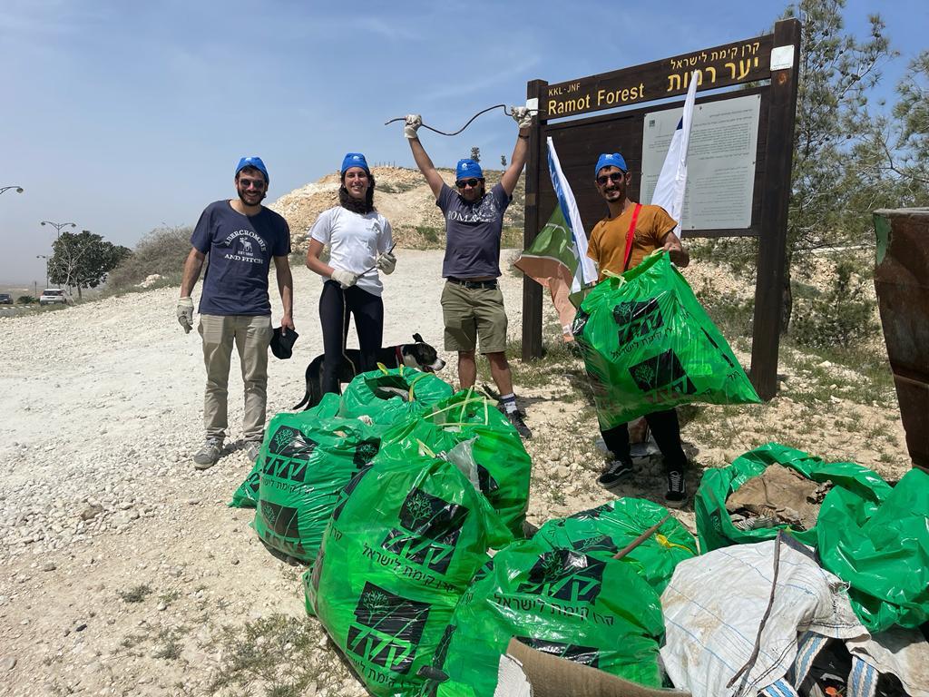 התא הירוק במכללת SCE בפעילות ניקיון יער רמות. קרדיט - SCE