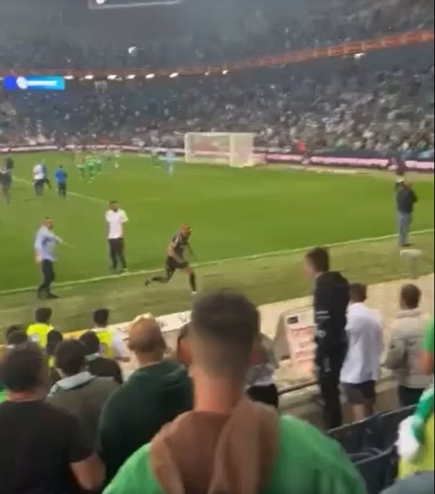 רמזי ספורי רץ לעבר יציע חיפה. קרדיט - תוכן גולשים ע"פ סעיף 27א'