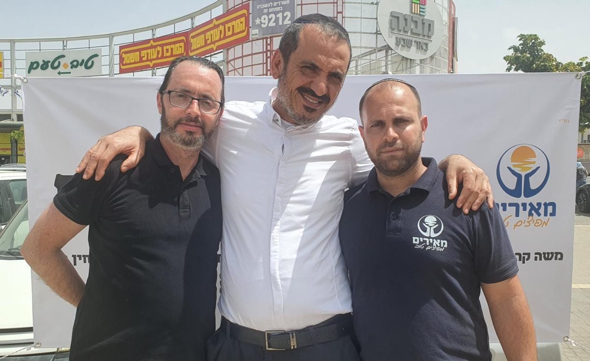 טל יצחק (שמאל) יחד יזהר נבון וגדי מזוז, סגן ראש העיר. קרדיט - בנג'ו תקשורת