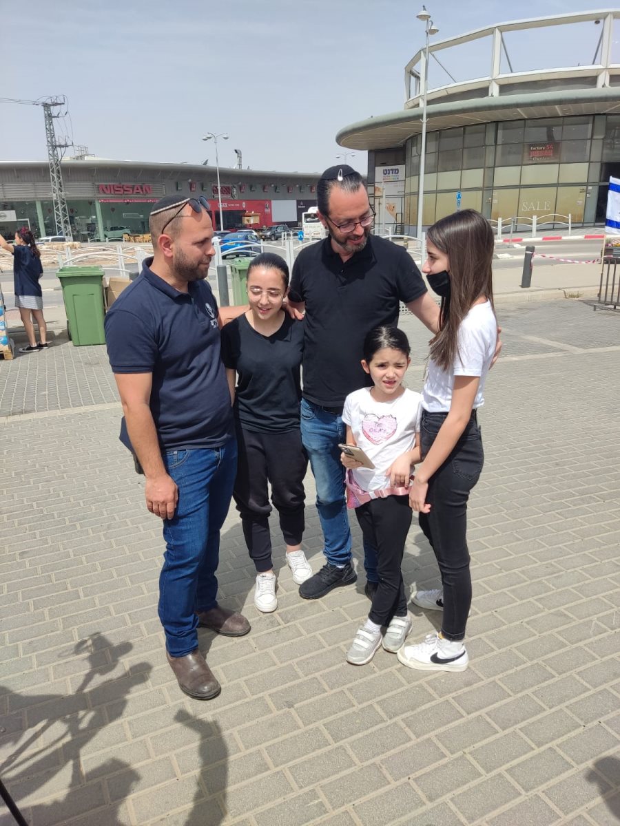 טל יצחק והבנות יחד עם יזהר נבון, מנכ"ל ''מאירים''. קרדיט - בנג'ו תקשורת