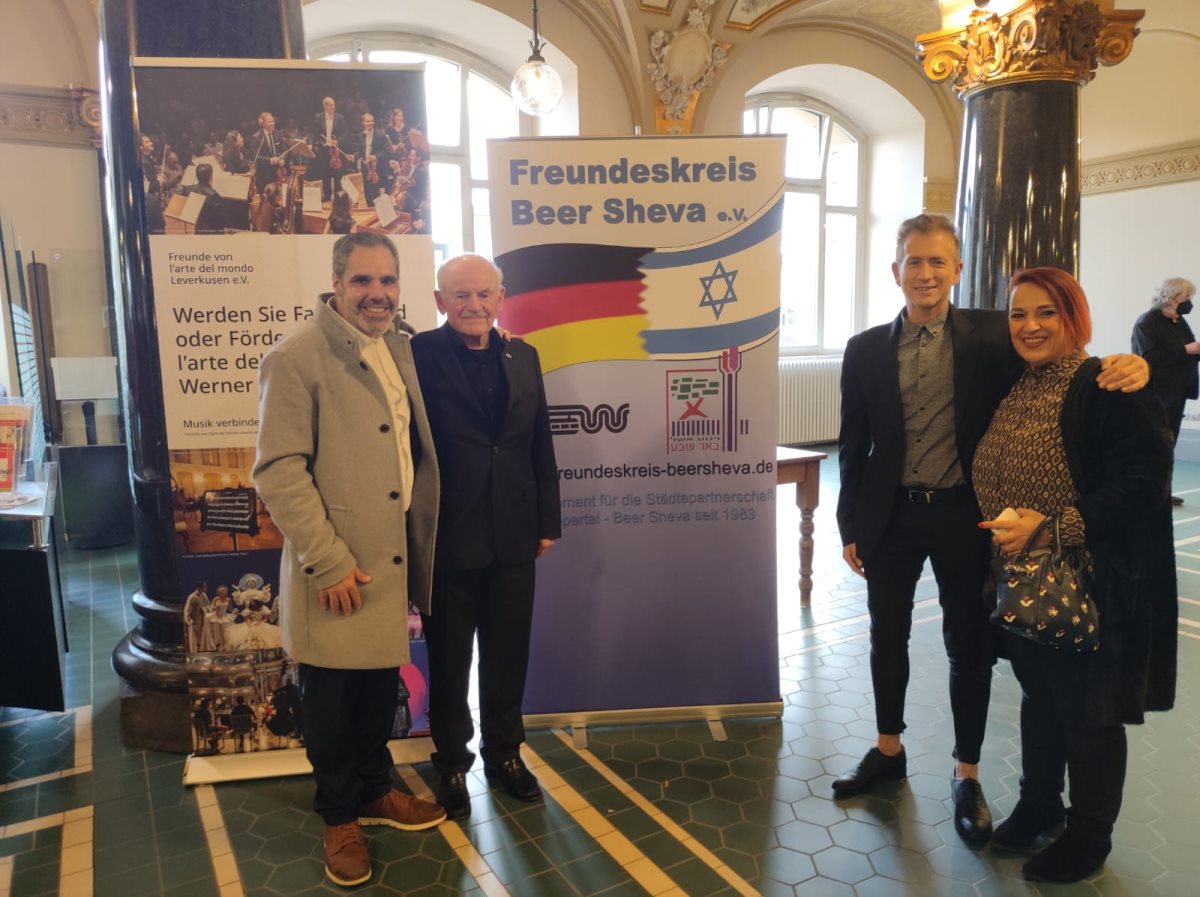 באדיבות להקת המחול קמע