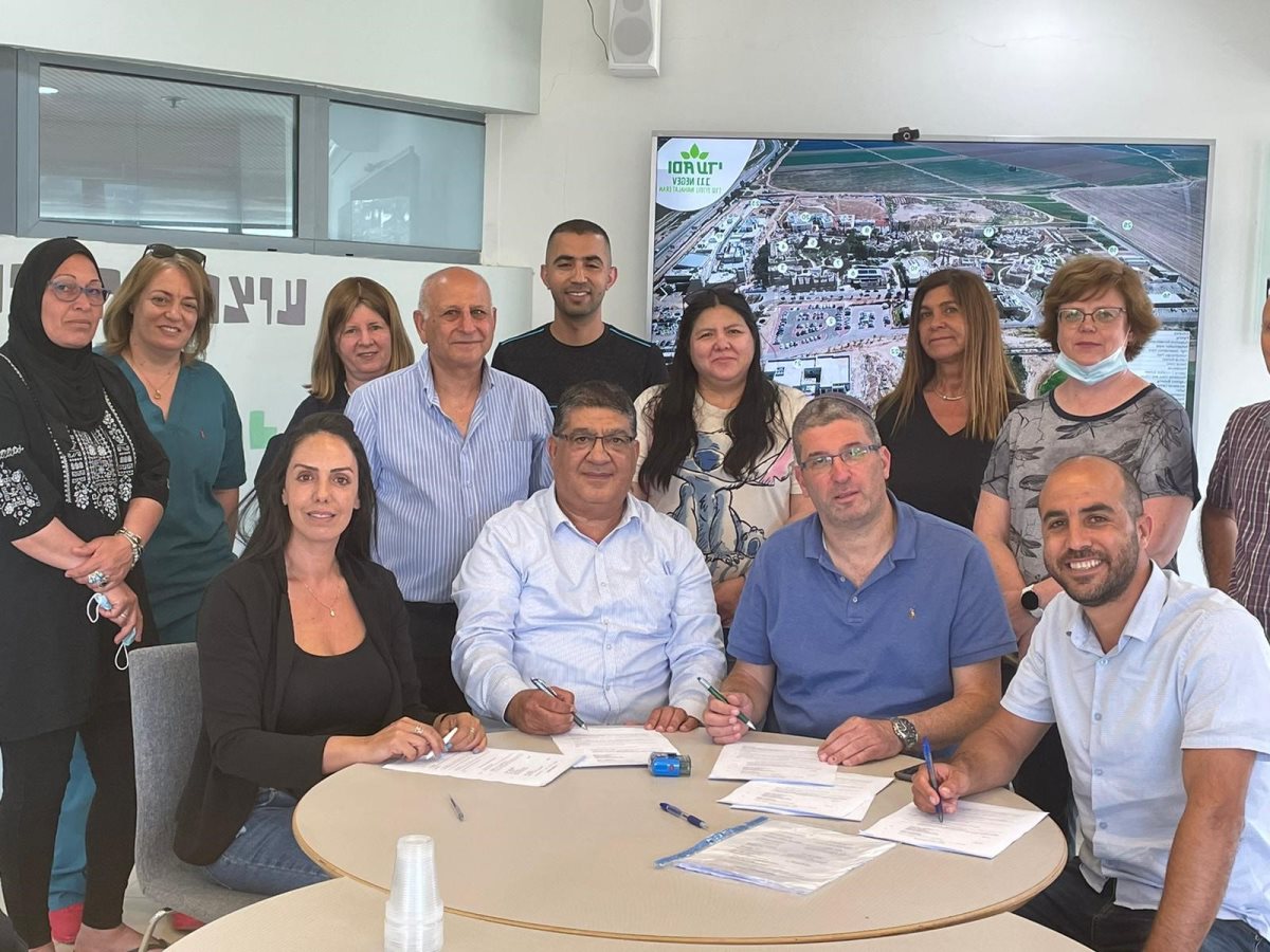 במעמד חתימת ההסכם. קרדיט - מאירה אלדר, עדי נגב