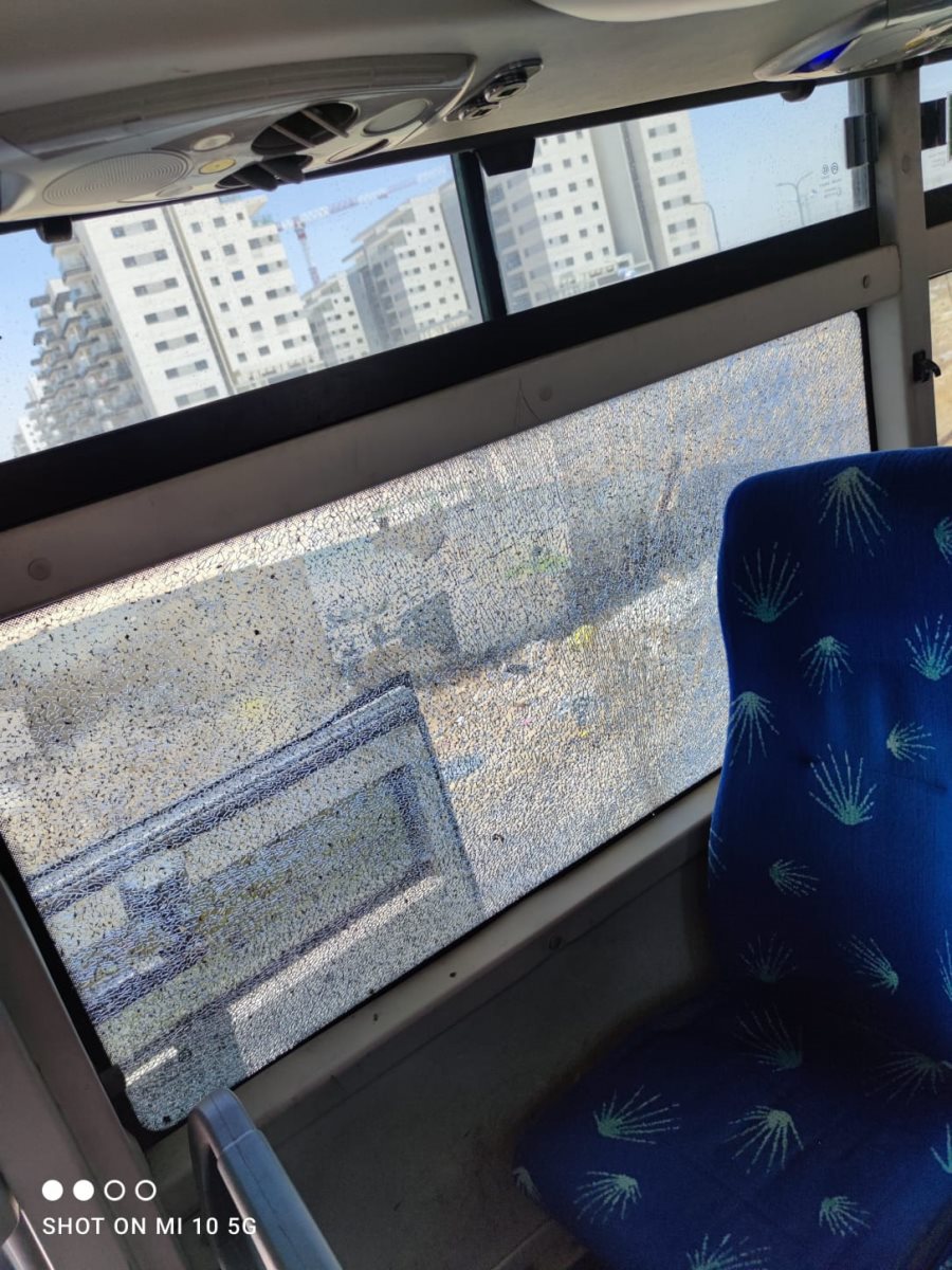 שמשת האוטובוס המנופצת. קרדיט - צילום פרטי (תוכן גולשים ע"פ סעיף 27א')