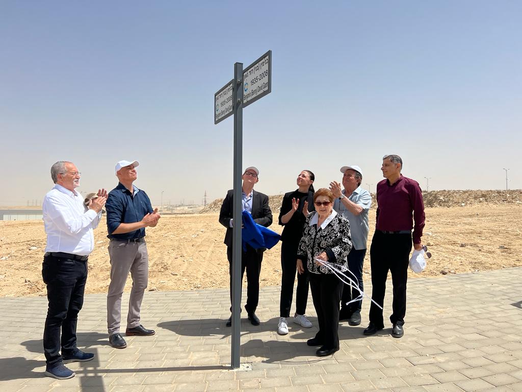 הנהלת נאות חובב עם משפחת גאון ושרת התחבורה מירב מיכאלי. קרדיט - מועצת נאות חובב